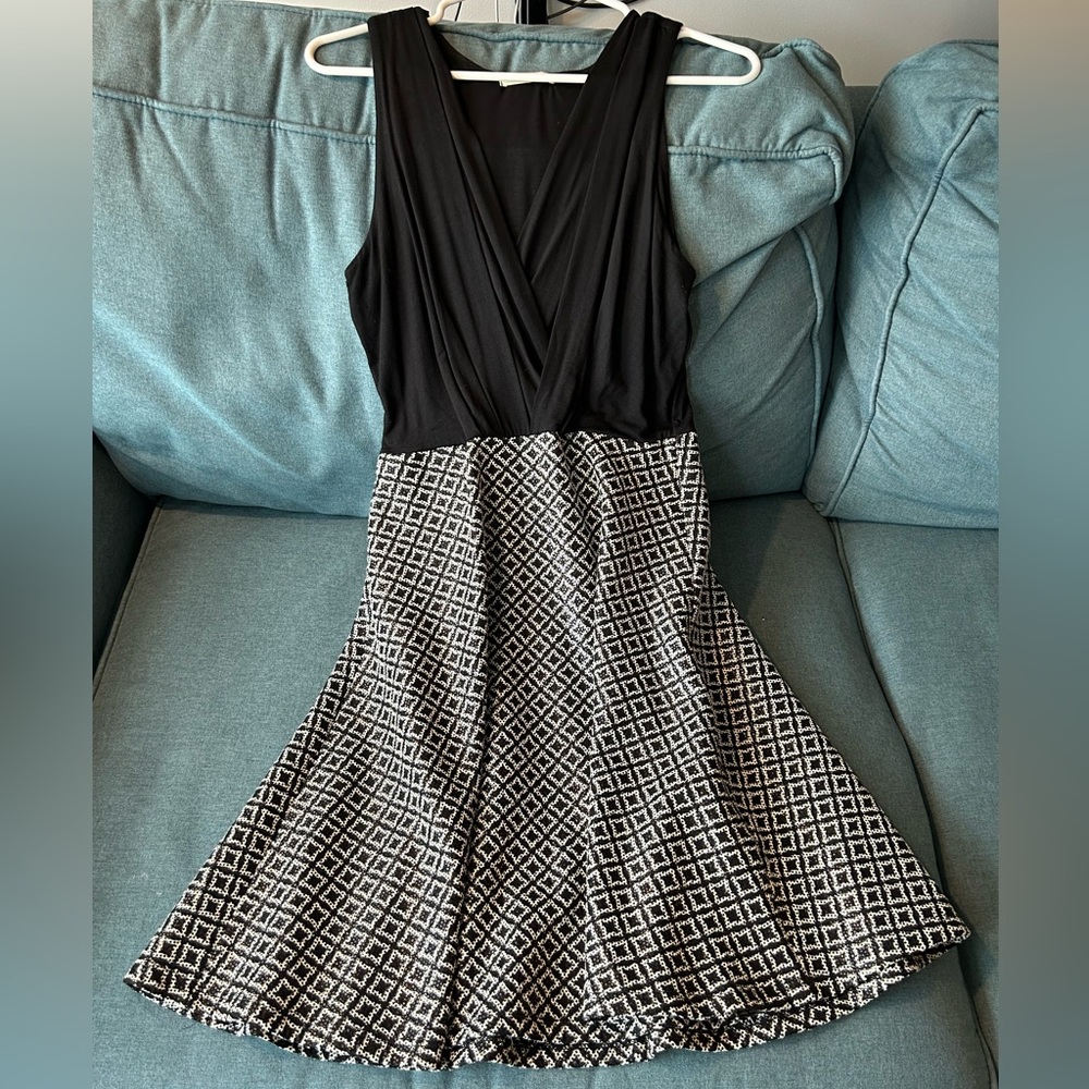 Black and White V-neck Sleeveless Dress